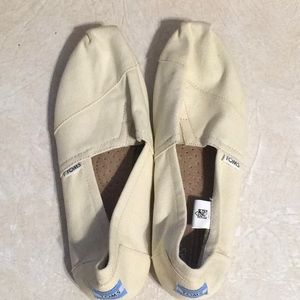 Ladies TOMS  Cream color Canvas  Shoes. Size 10W